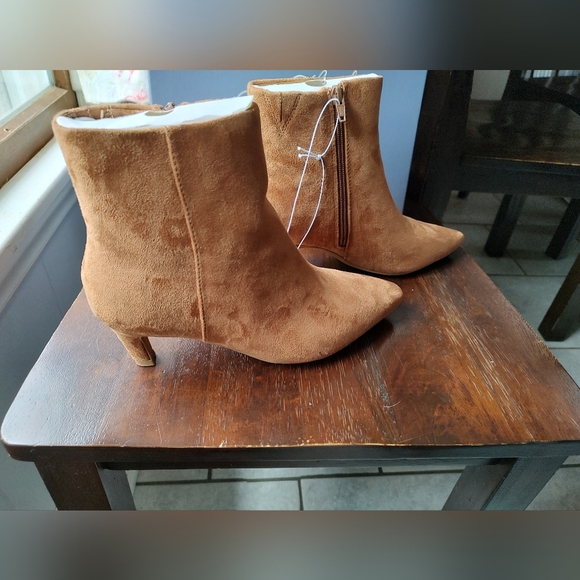 Universal Thread Women's Brown Suede Ankle Boots. Size 8 - Picture 3 of 6